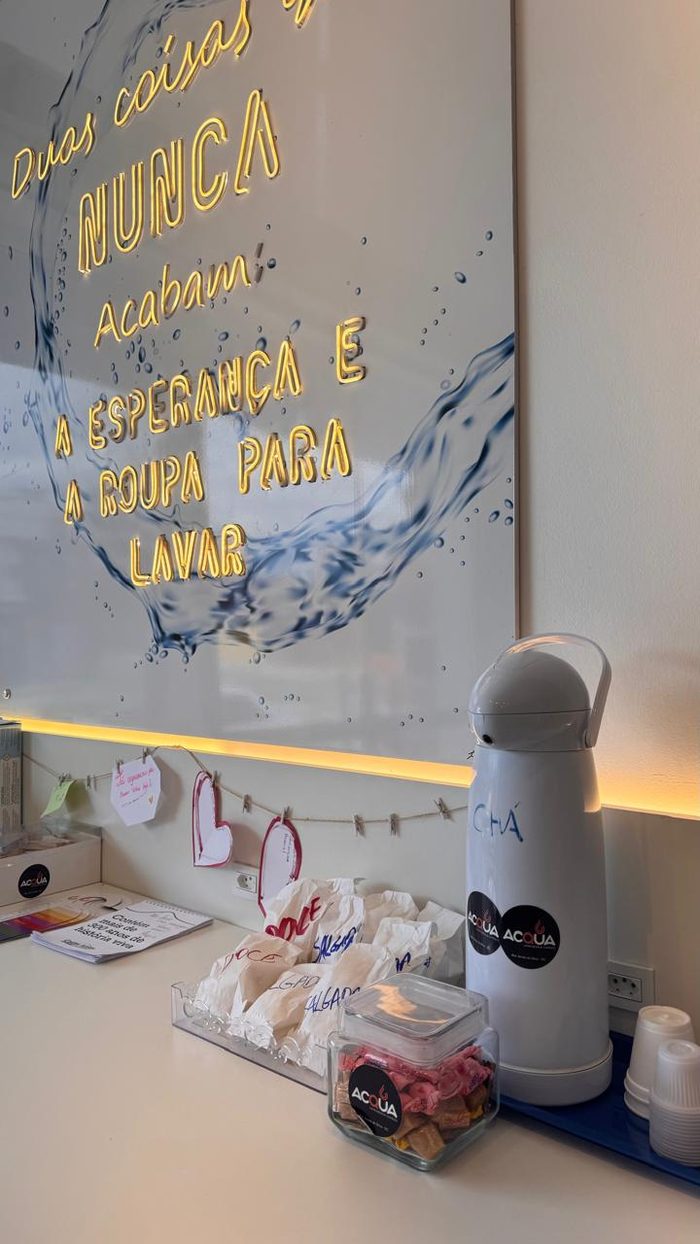 Cantinho de café e docinhos na Acqua Lavanderia Express